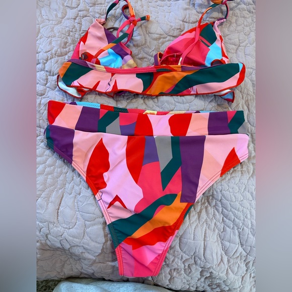 Lot of Bikinis and Bottoms - Picture 3 of 12